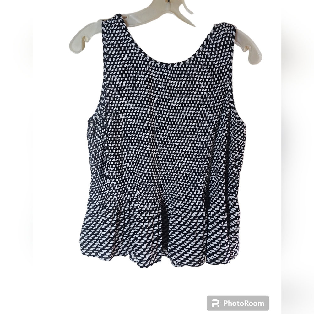 Banana Republic women's black/white dotted sleeveless pleated design top size S